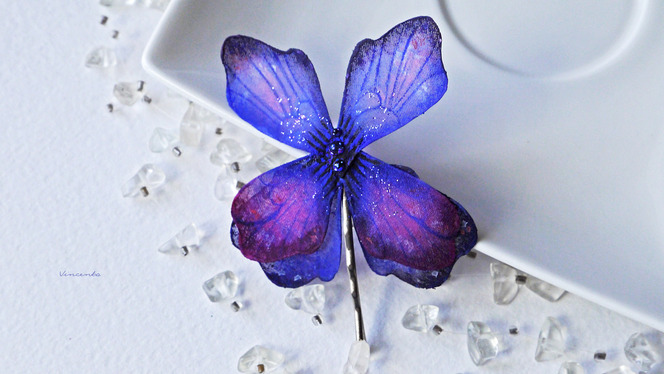 Летняя заколка-невидимка "Волшебная бабочка Гелиотроп"