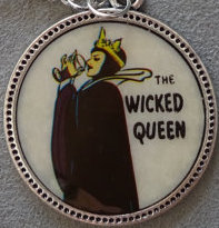 Винтажная подвеска 1946 года "Злая королева" от "TicketTrinkets"