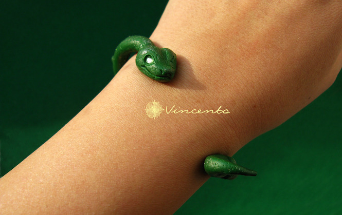 Необычный браслет в виде зелёной тропической змеи