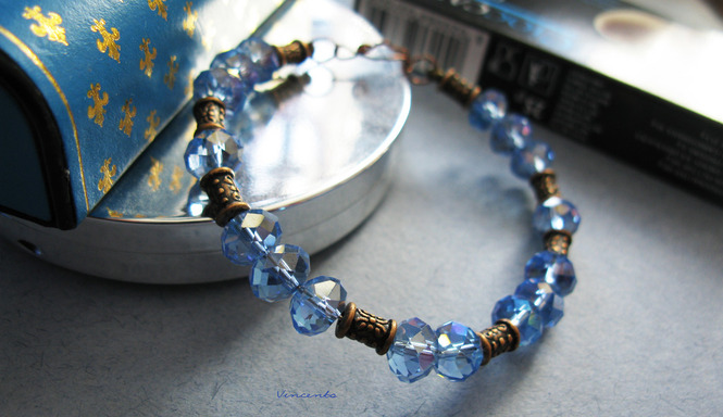 Необычный браслет в греческом стиле с голубыми кристаллами