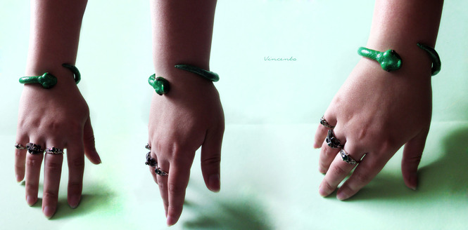Необычный браслет в виде зелёной змеи ручной работы