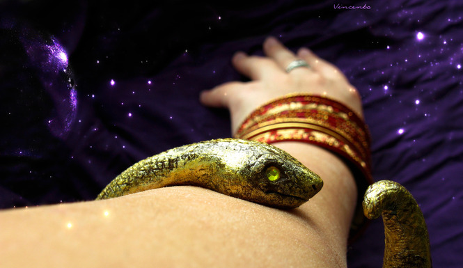 Необычный браслет в виде золотой змеи