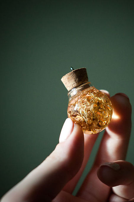 Стеклянный пузырек-подвеска "Капля леса - золотой ягель" от Rabbit Hall (Настя)