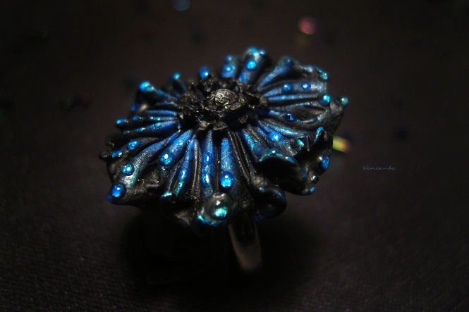 Кольцо в виде ночного цветка в стиле фэнтези