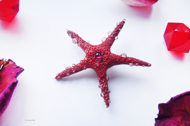 Красивая брошь в виде морской звезды с капельками и родолитом