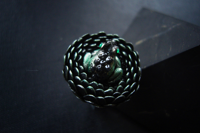 Готическое кольцо с лягушкой "Astre Severian" из коллекции "Рейвенсвуд"