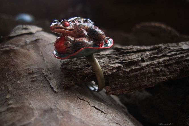 Скульптурная миниатюра с лягушкой