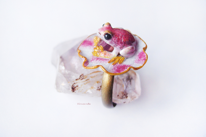 Кольцо в стиле фэнтези с миниатюрной лягушкой и рубином