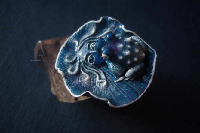 Кольцо в стиле фэнтези с миниатюрной морской лягушкой