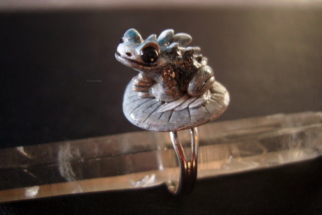 Кольцо-лягушка в технике скульптурной миниатюры