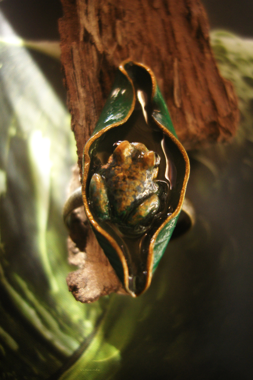 Яркое кольцо в виде тропической лягушки