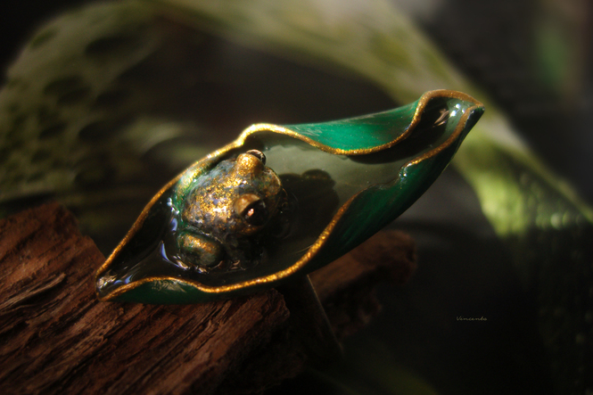 Необычное кольцо-лягушка в травинке