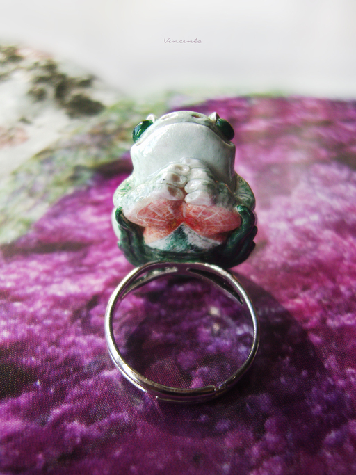 Необычное кольцо в виде фэнтезийной лягушки