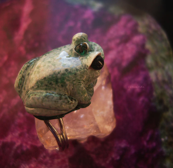 Скульптурная миниатюра в виде лягушки, кольцо с изумрудом