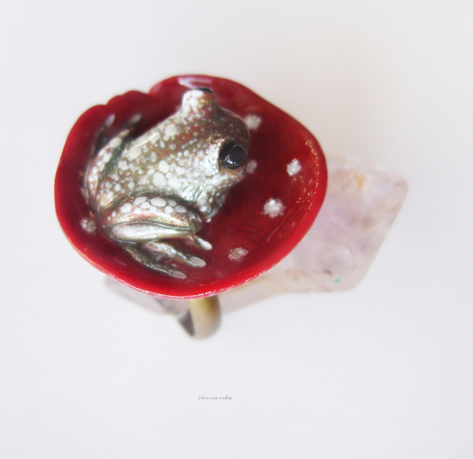 Необычное кольцо с лягушкой на грибе