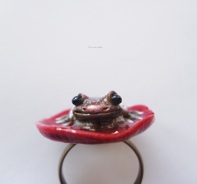 Парадное кольцо в виде лягушки на мухоморе