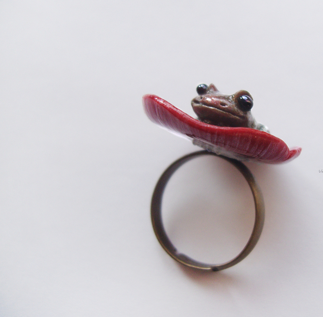 Красивое кольцо в лесном стиле с мухомором и лягушечкой