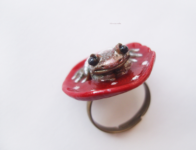 Кольцо с лягушкой на шляпке мухомора