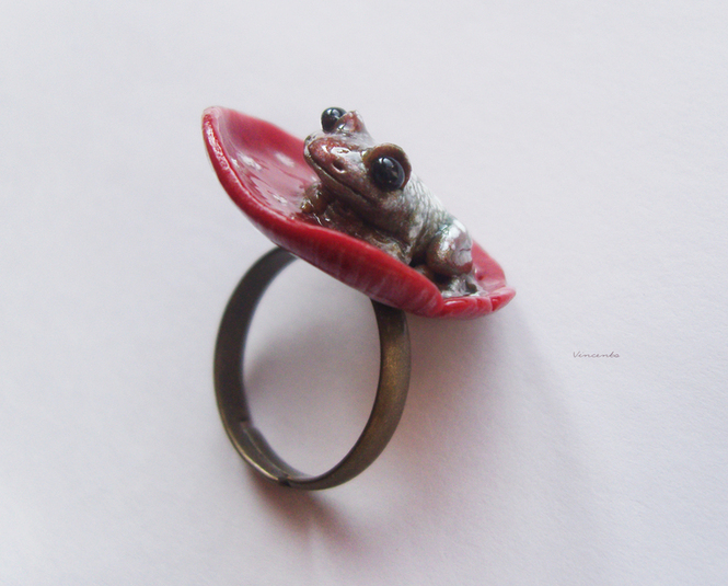 Необычное кольцо-лягушка из коллекции волшебных украшений Legenda Vincento