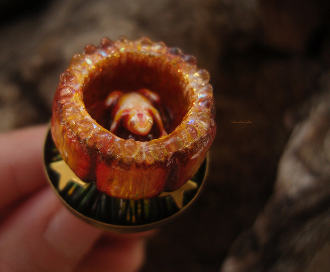 Парадное кольцо в виде тыквы с лягушкой и янтарём
