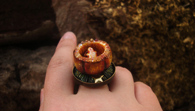 Крупное кольцо с янтарём в стиле фэнтези (Хэллоуин, Мабон)