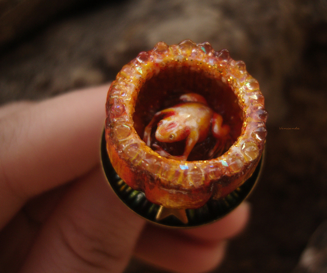 Яркое кольцо в стиле осеннего фэнтези в виде лягушки и тыквы