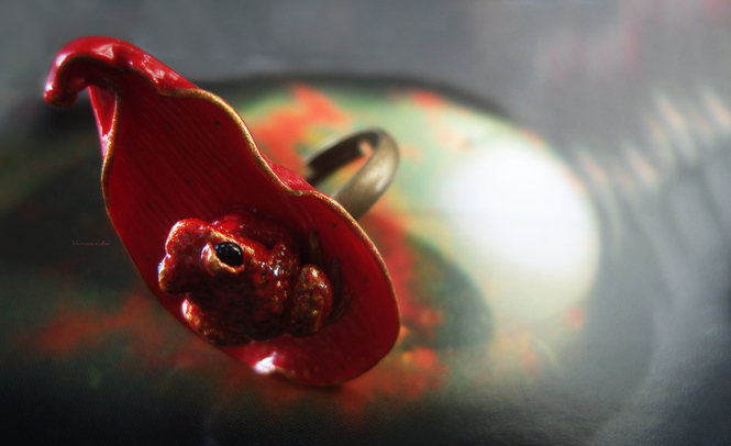 Коллекционное фэнтези-кольцо с лягушкой на лепестке Червонной Муравы