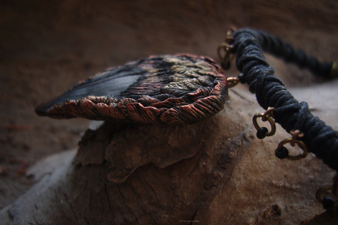 Необычное колье в виде клюва ворона в стиле лесной готики