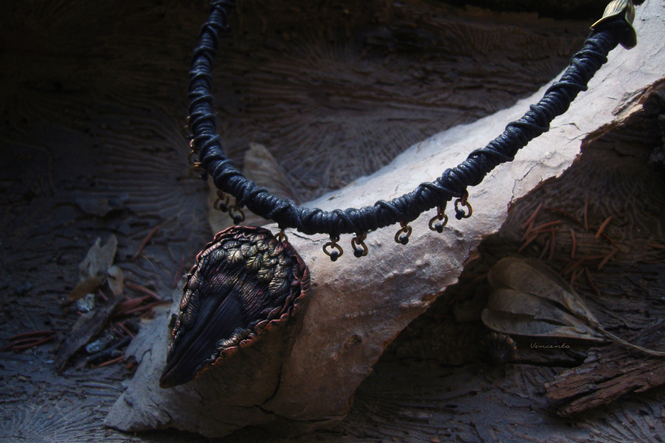 Необычное этническое колье-талисман в виде клюва ворона