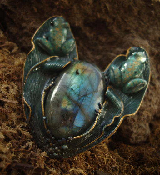 Волшебная брошь с лягушками - коллекционное украшение