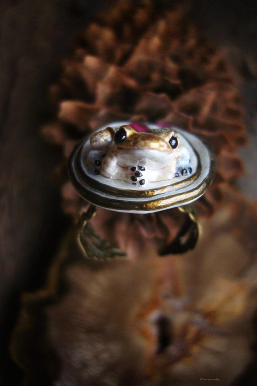 Необычное кольцо в стиле арт-нуво с лягушкой и натуральными родолитами