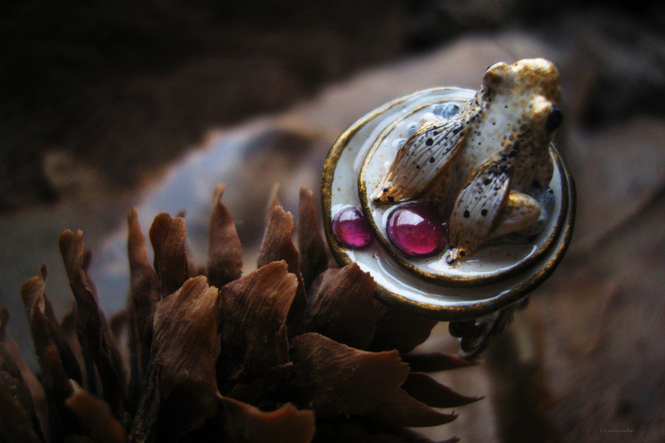 Волшебное украшение - белое кольцо в стиле арт-нуво со сказочной лягушкой