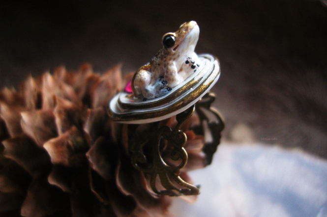 Необычное кольцо - лягушка-светлячок