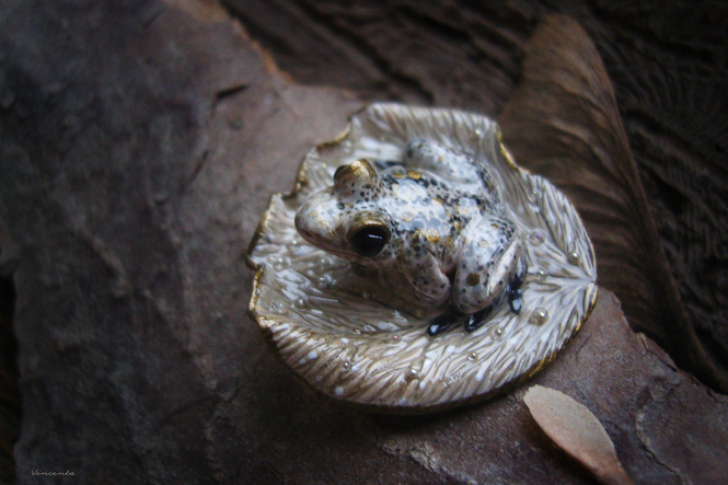 Миниатюрная брошь в виде лягушки на листе кувшинки